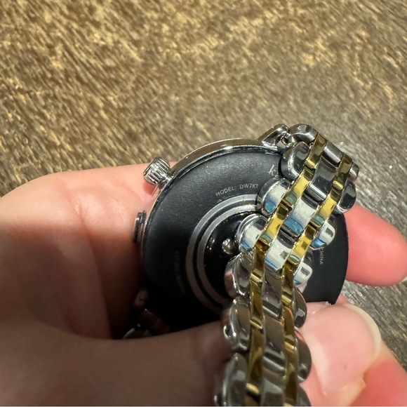 The Kate Spade Scallop Smartwatch DW7K1 MAY OR MAY NOT WORK - Picture 8 of 8